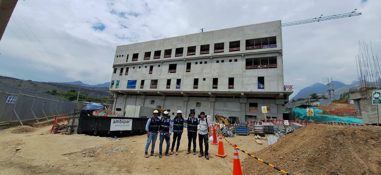 Equipo de TOOR en el levantamiento de un hospital en construcción