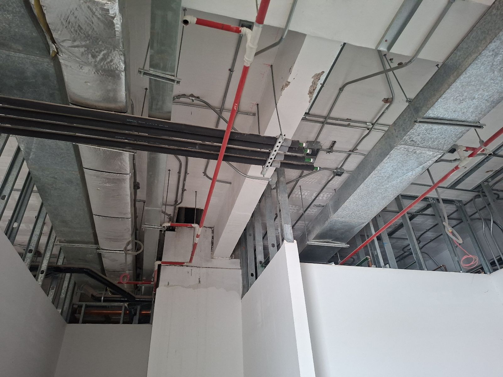 Instalaciones de agua contra incendio, ductos y bandejas en un hospital